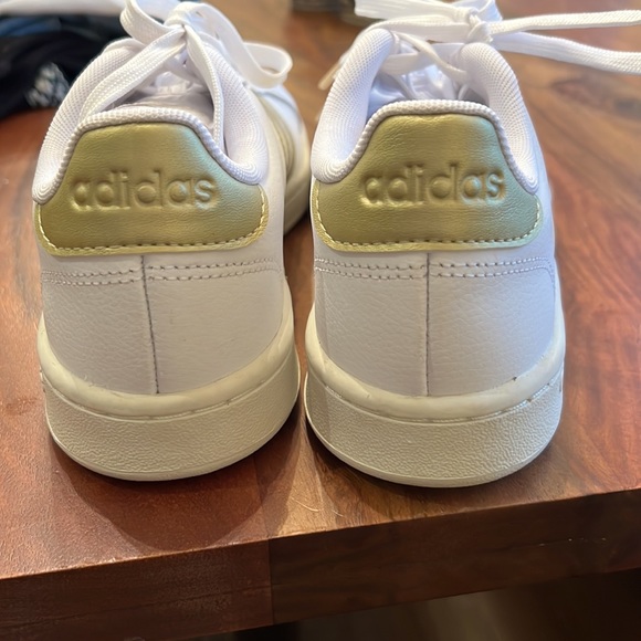 Adidas Grand Court shoes - gold stripe. Size 6.5. - Picture 5 of 6